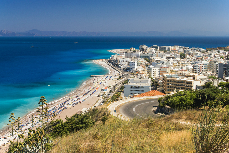 الحكومة اليونانية تحاول السيطرة على التنمية السياحية المتفشية في اليونان