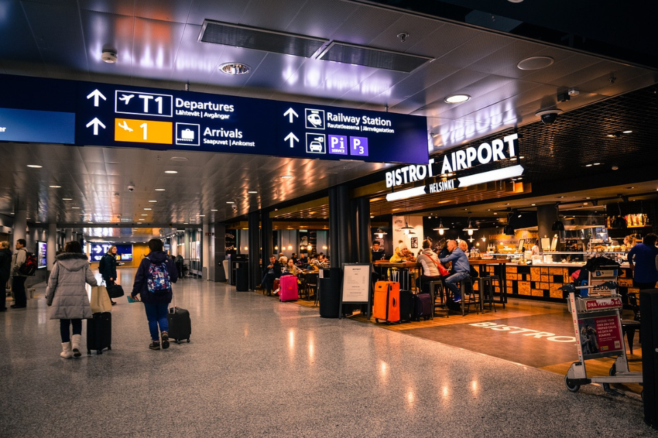 عودة وثائق السفر الرقمية إلى العمل في مطار هلسنكي في فنلندا