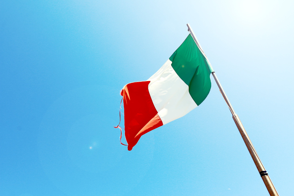 أكثر من 600,000 طلب يتدفقون على قرعة تأشيرة العمل الإيطالية لعام 2024