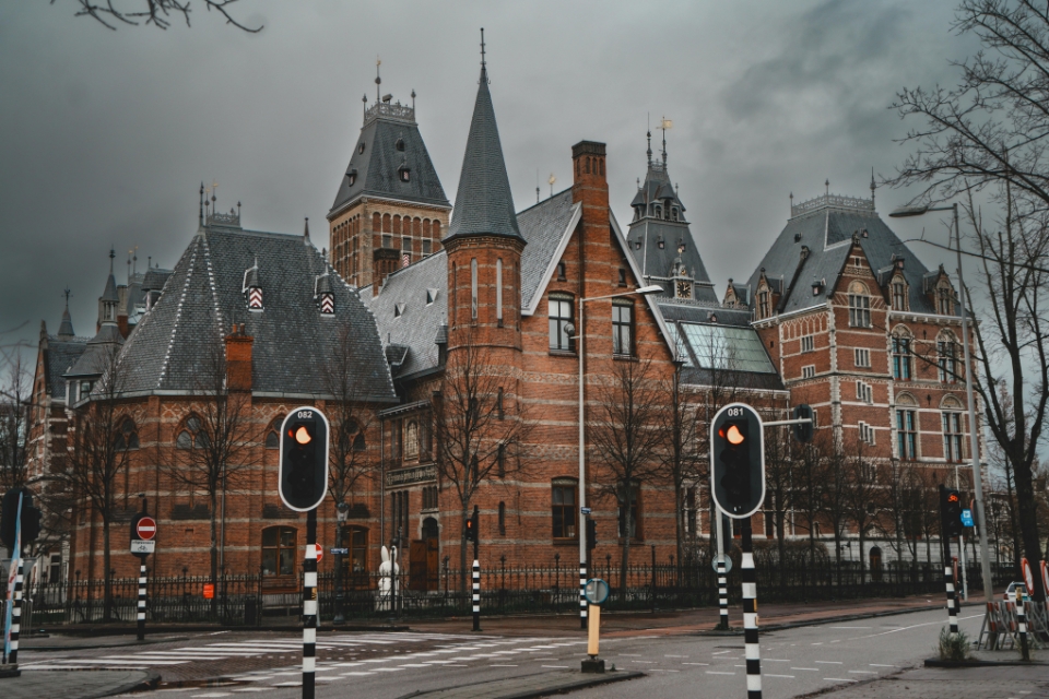 أعداد الزوار الأجانب إلى أمستردام تصل إلى أعلى مستوياتها في عام 2023